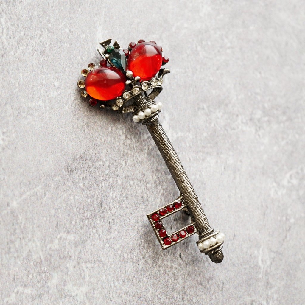 1960s Storybook Key Brooch By Weiss - Gunmetal With Red Glass Cabs Faux Pearls 19$